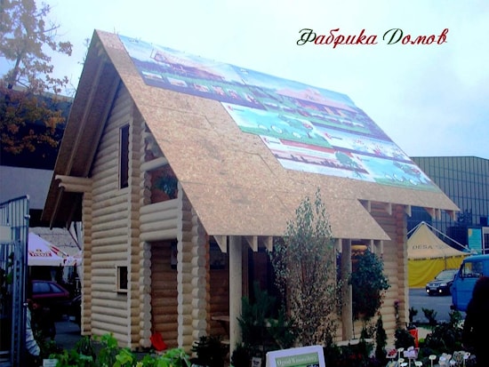 образец деревянного дома готов к приему посетителей