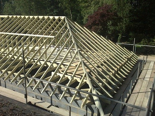 Выбор кровельного материала для полувальмовой крыши