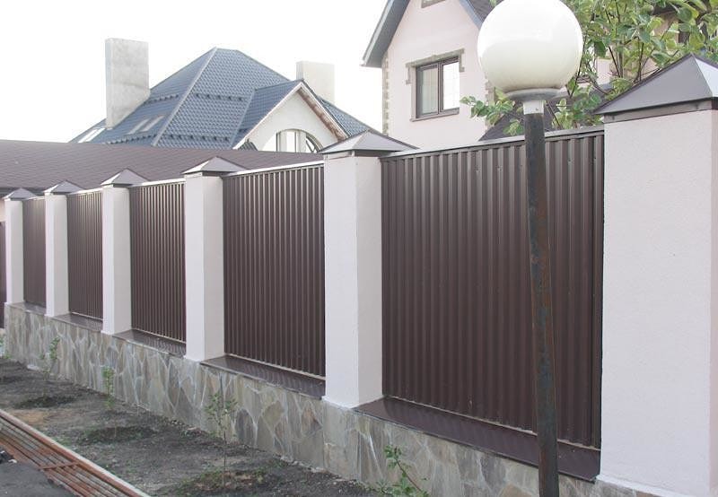 Забор для деревянного дома из профнастила