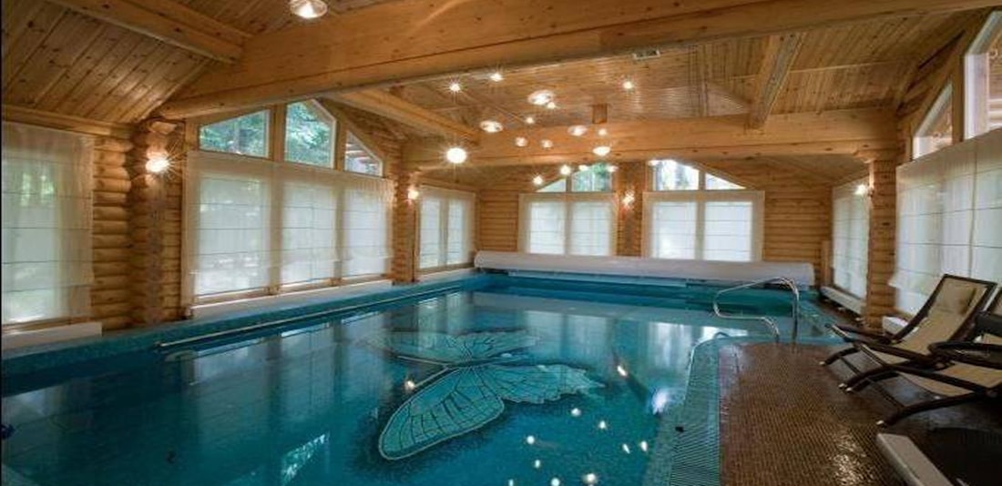 деревянный дом с бассейном