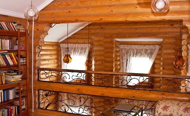 Дом из оцилиндрованного круглого бревна