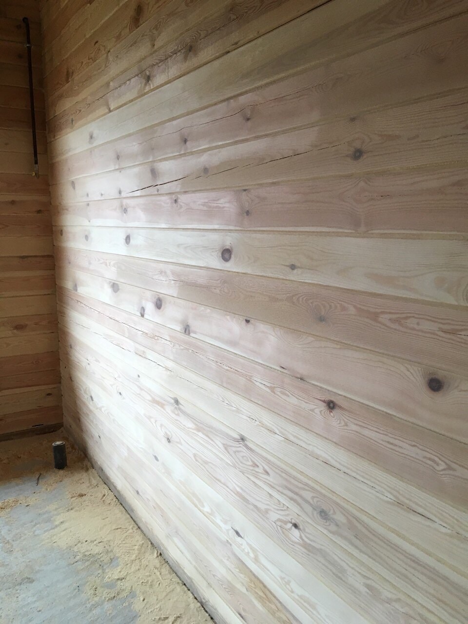 Часть деревянной стены после шлифовки
