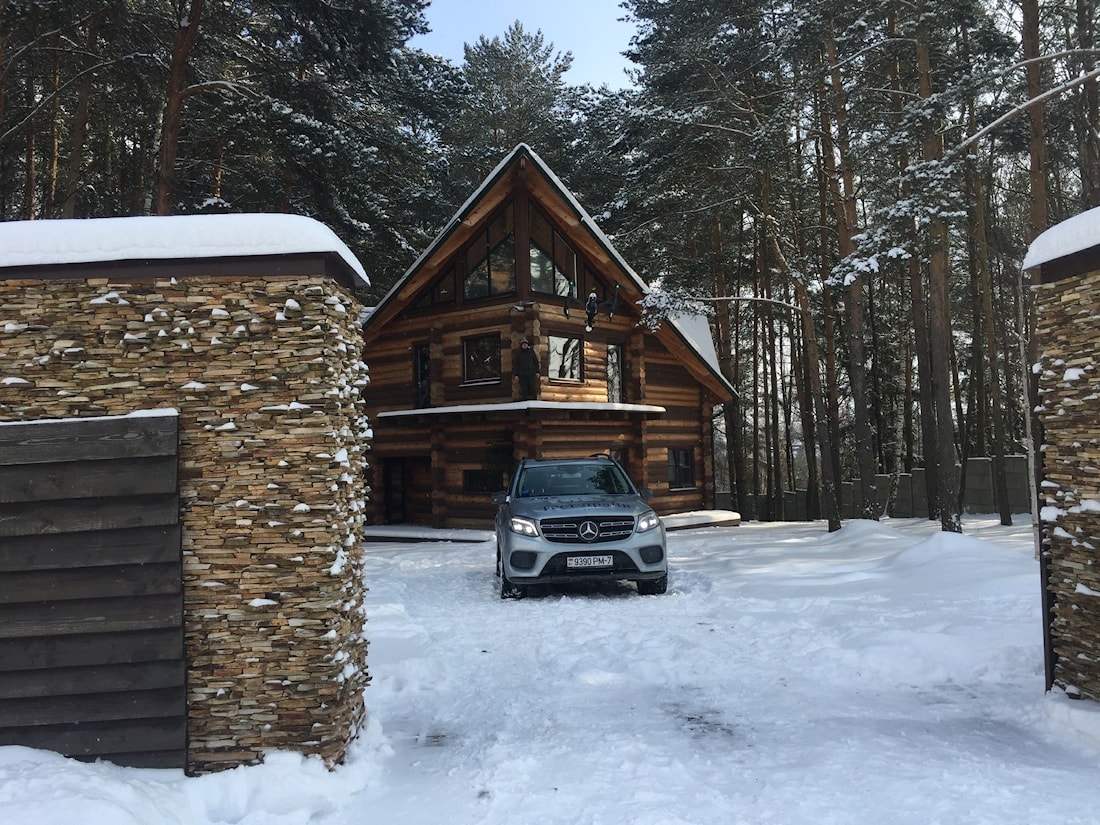 Деревянный дом из бревна с терассой — проект «Канадский»