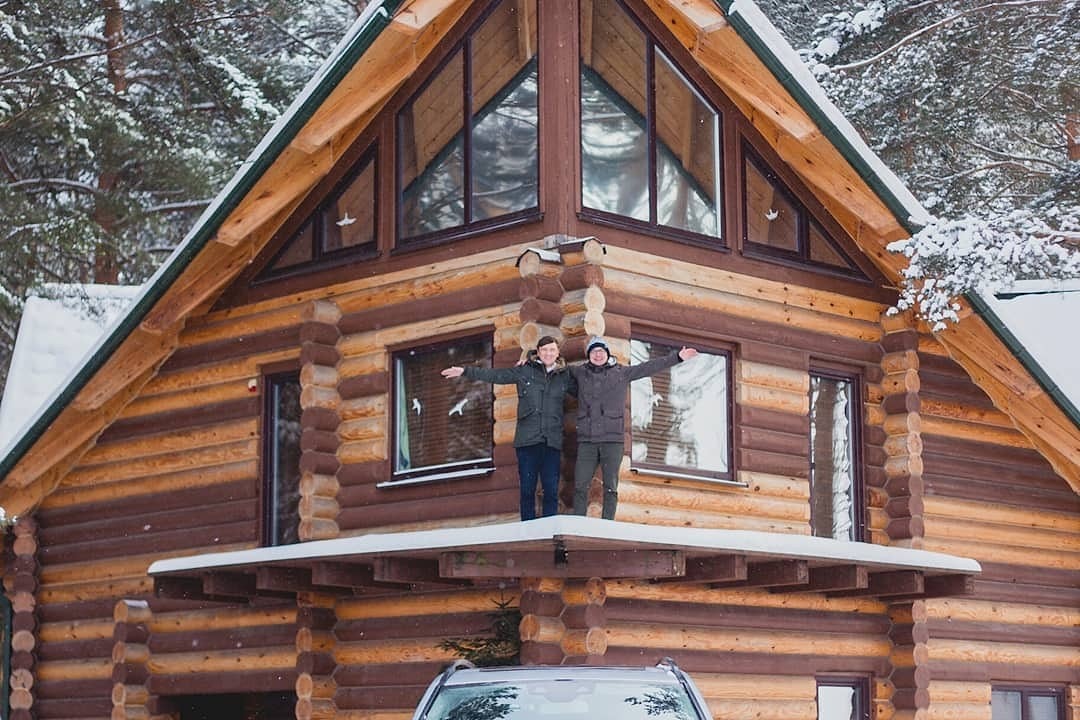 Деревянный дом из бревна с терассой — проект «Канадский»