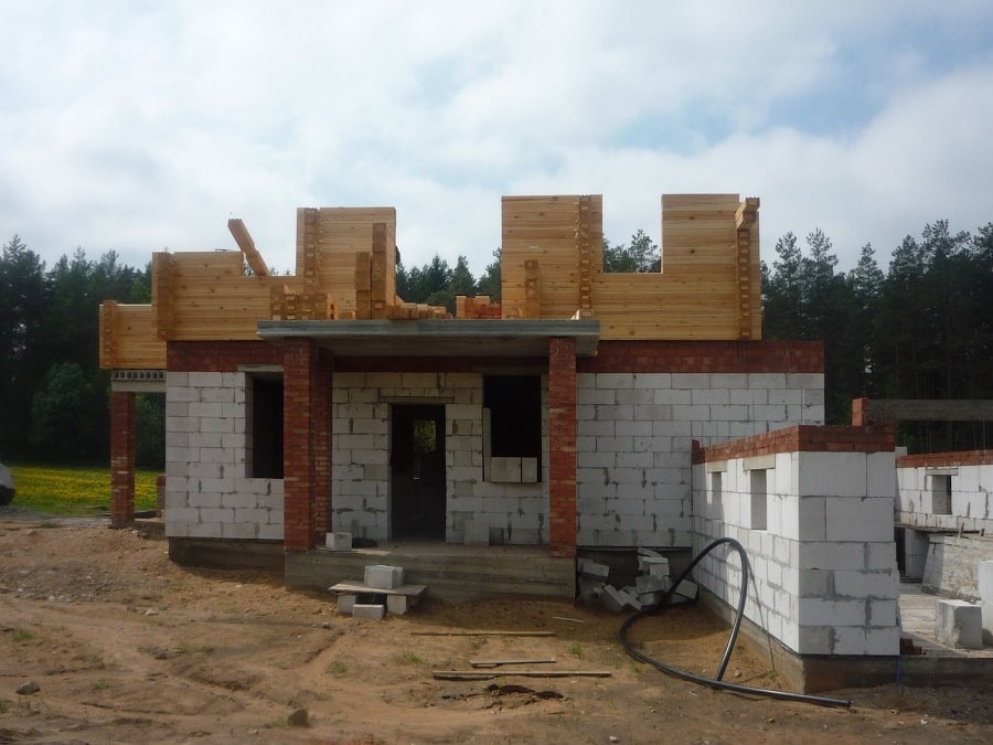 Строительство дома со вторым деревянным этажом из клееного бруса, проект «Альпы»  